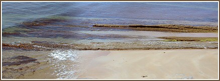 Panorama de las rocas frente a la playa de Los Molinucos