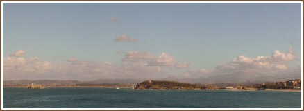 Panorama del cielo sobre la Isla de Mouro y el Palacio de La Magdalena